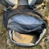 Sac à dos imperméable ouvert sur le dessus.