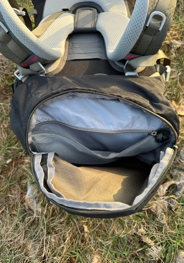 Sac à dos imperméable ouvert sur le dessus.