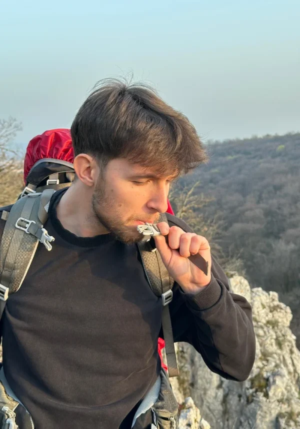 utilisation d'un sifflet intégré à un sac à dos