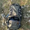 sac avec plein de rangement posé sur le sol.