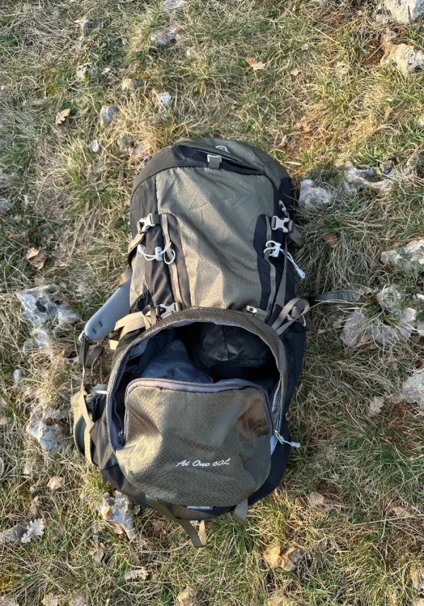 sac avec plein de rangement posé sur le sol.