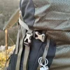 Sac de bivouac avec différentes attaches.