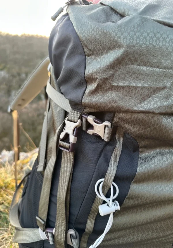 Sac de bivouac avec différentes attaches.
