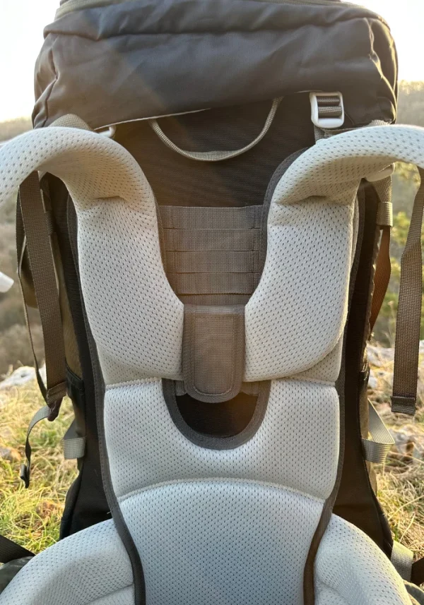 Sac de transport avec système de réglage pour le dos