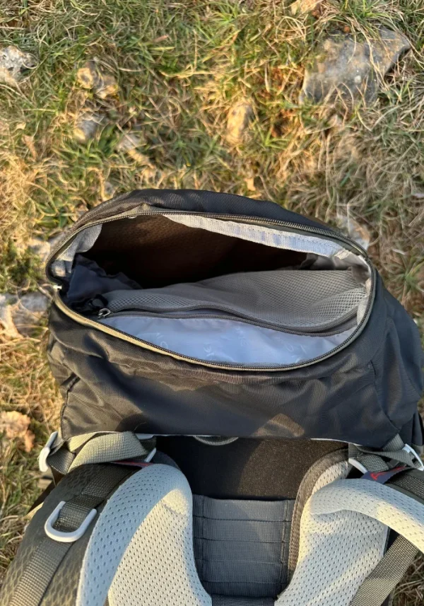Sac de trek avec poche ouverte.