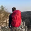 bivouaqueur avec sont sac sur le dos protégé par un couvre sac