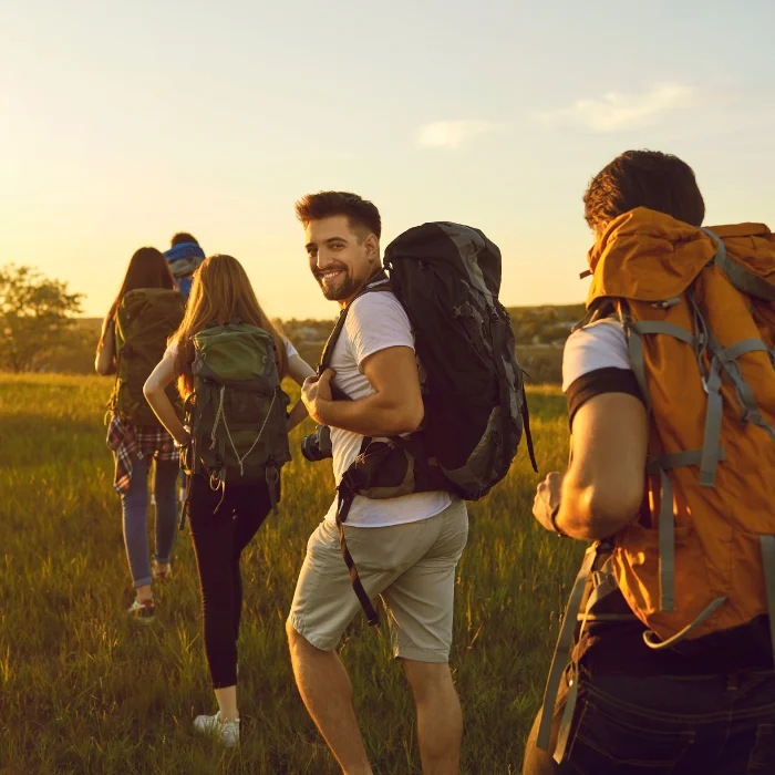 Groupe 5 personnes qui réalise une randonné dans la nature avec des sac à dos