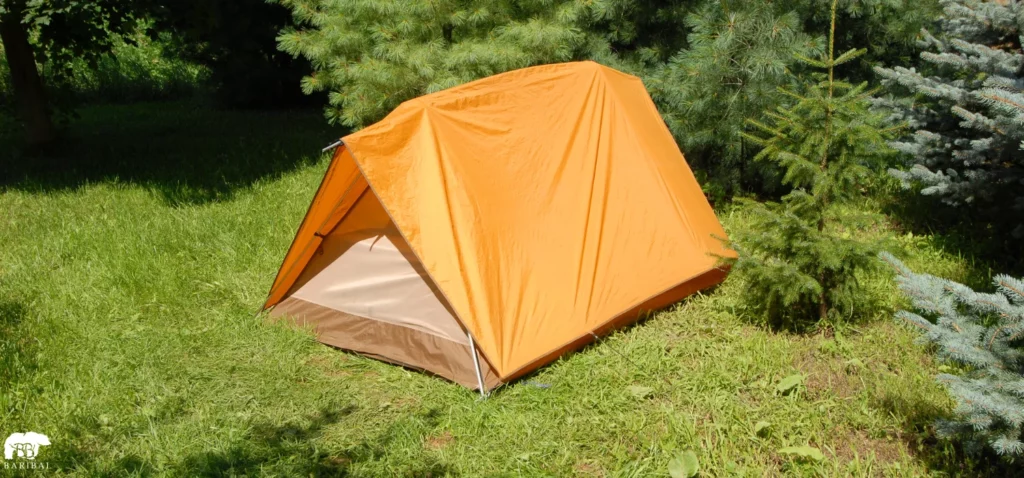 Tente facile à monter tente orange dans une prairie