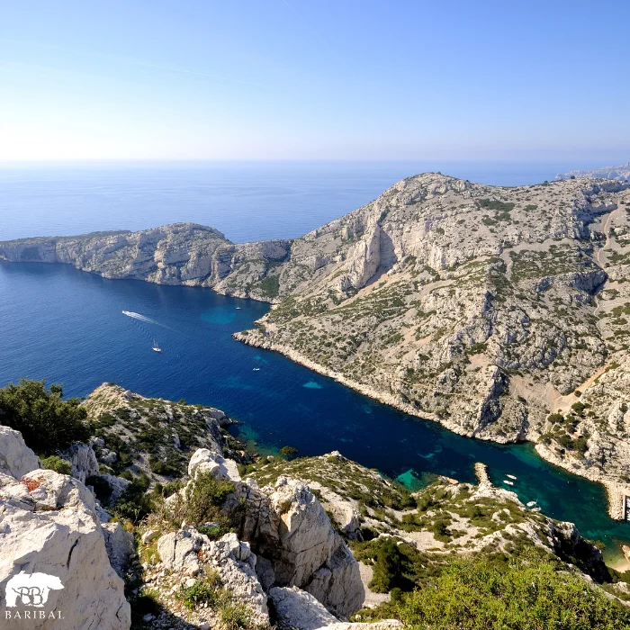 bivouac calanque vue de haut sur une falaise qui mène a une calanque
