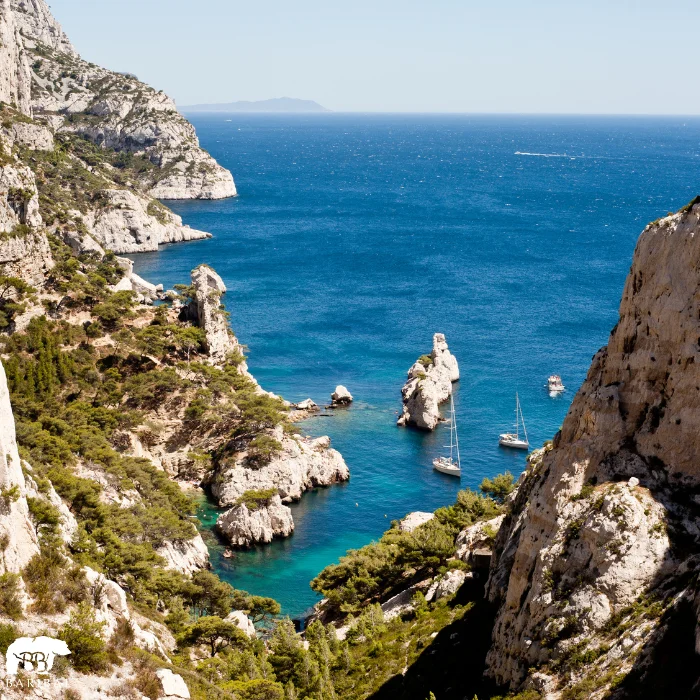 vue de haut sur une calanque ou la mer est bien bleu