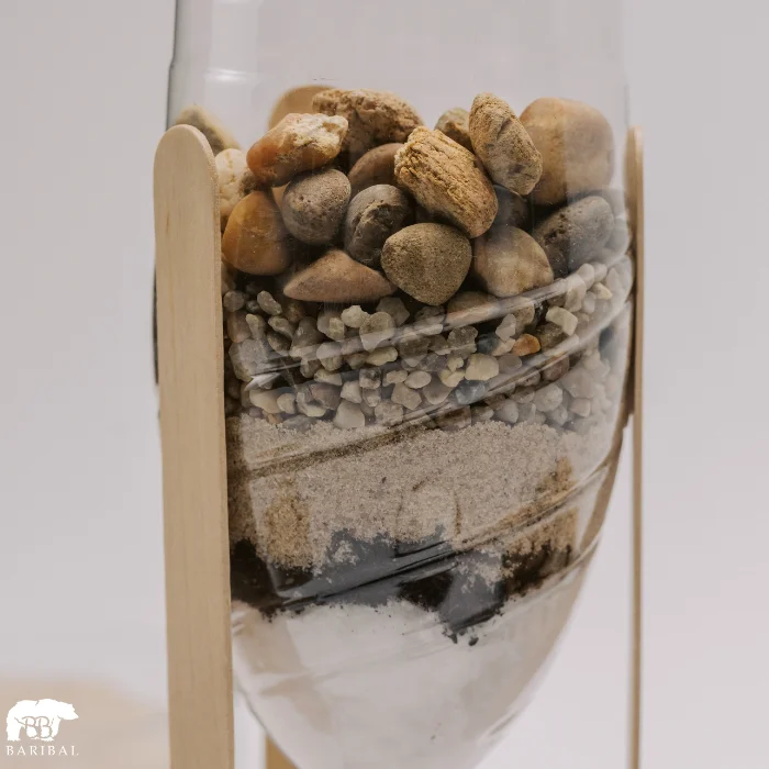dans un vert on voit différente couche de matériaux du plus large au plus fin pour filtrer de l'eau