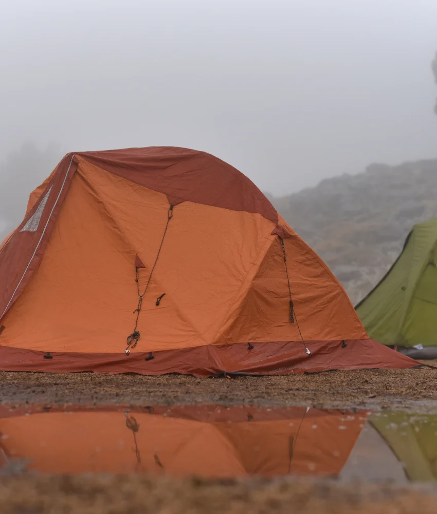tente imperméable installé avec un temps plein de pluie 