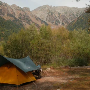 tente en forme de petite maison installé dans un cadre sympa dans les montagnes