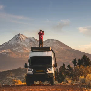 personne sur le toi de sont vanne regardant dans des jumelles