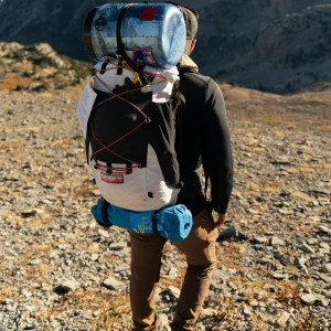 Personne transportant un sac de voyage chargé