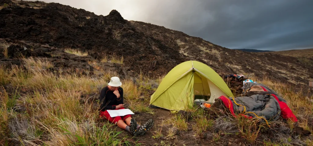 tente de trek installé dans les montagne