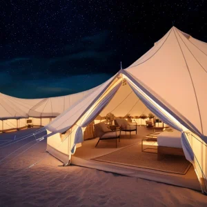 Tente de luxe ouverte avec dedans lit chaise