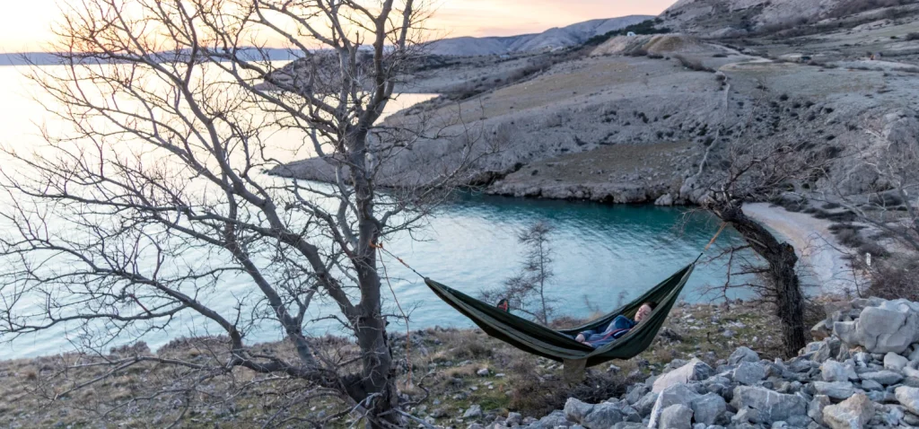 Hamac installé au bord d'un lac pour bien dormir