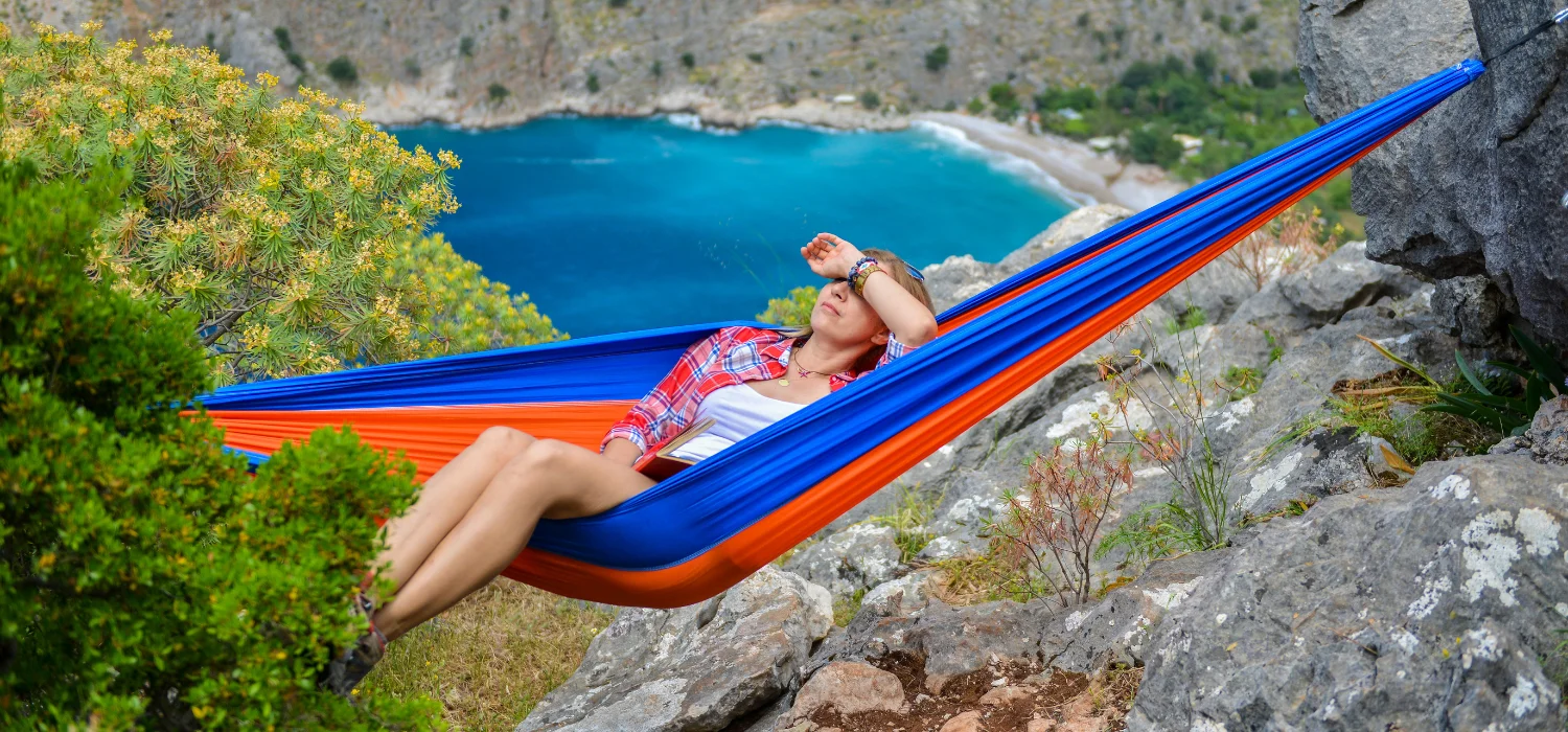 Comment dormir dans un hamac, c'est la question que se pose une same dans sont hamac.