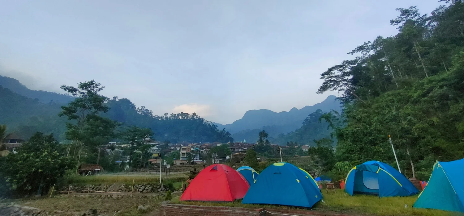 Plein de tente 2 places installé au cours des montagnes verdoyante