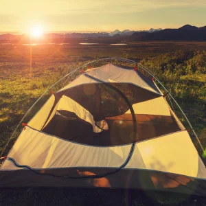 tente tubulaire avec un magnifique couché de soleil