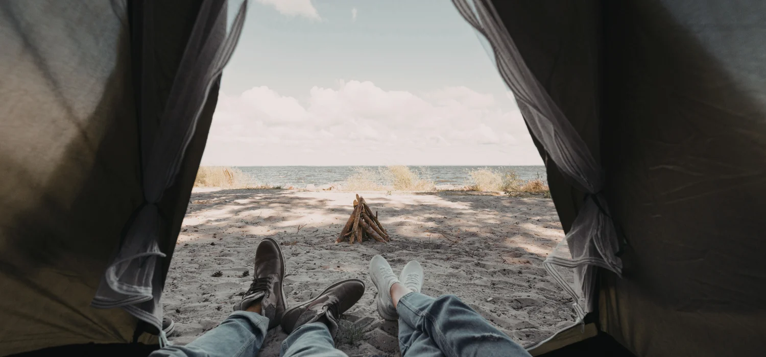 tente facile à monter au bord de mer vue de l’intérieur