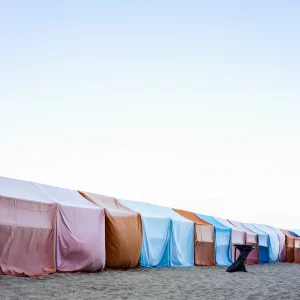 nombreuse tente aligné sur un bord de mer