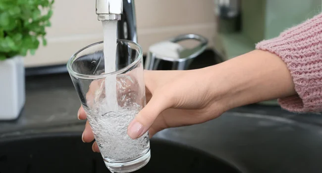 Eau pure qui coule du robinet