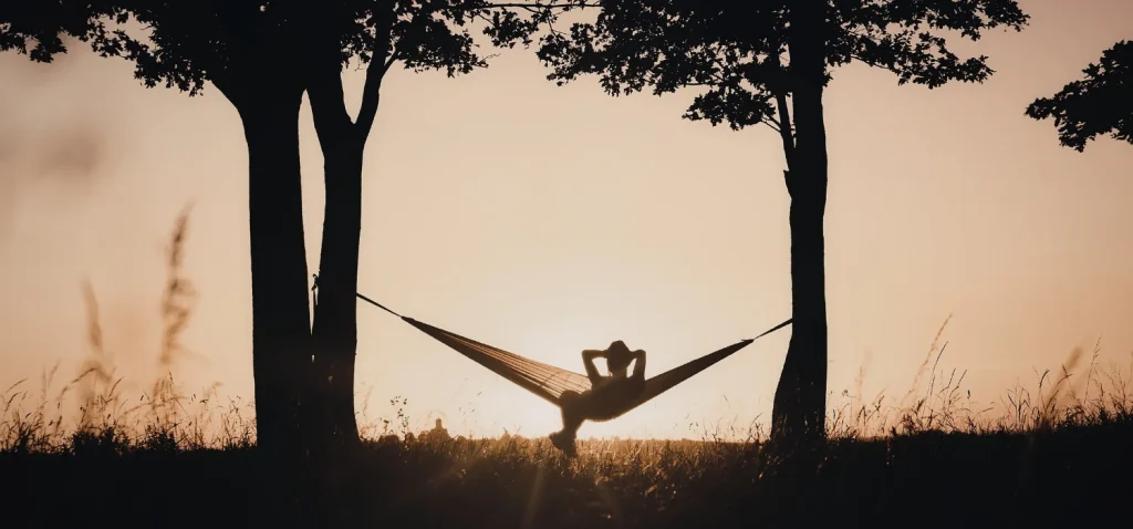 hamac installé sous un magnifique couché de soleil