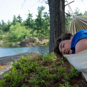 Personne dormant dans sont hamac de trek