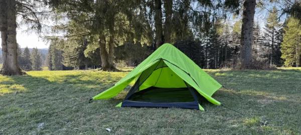 Tente baribalpro posé dans un champs