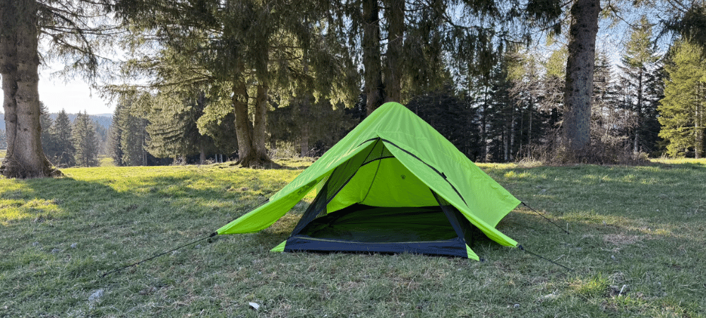 Tente baribalpro posé dans un champs