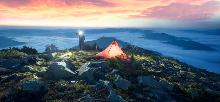 Tentes 2 places installé dans la montagne avec de la lumière dedans.