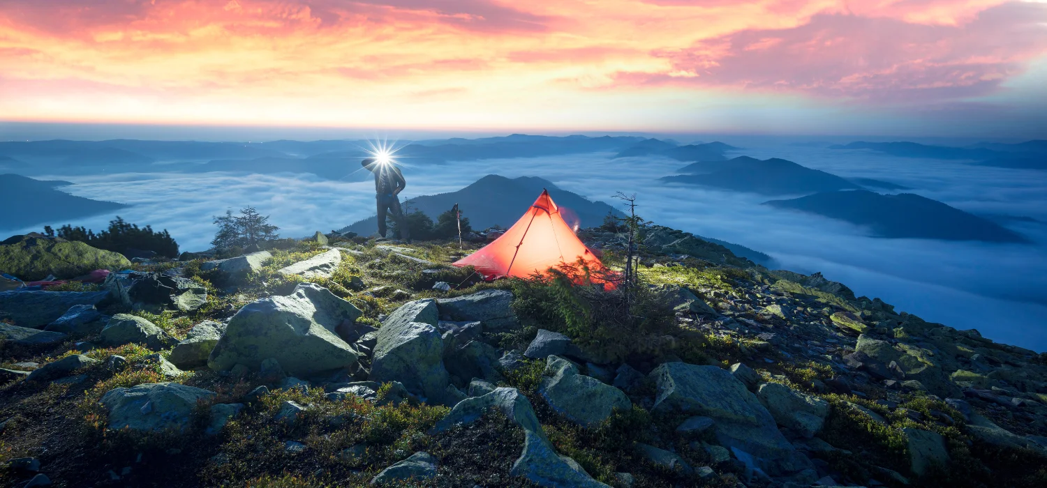 Tentes 2 places installé dans la montagne avec de la lumière dedans.