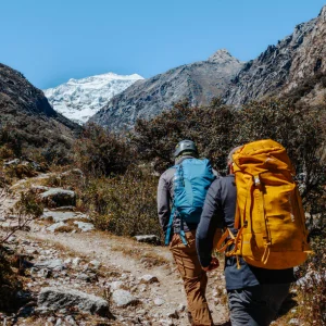 2 randonneurs qui randonne pour trouver un lieux ou installer leur tente 2 places bivouac.