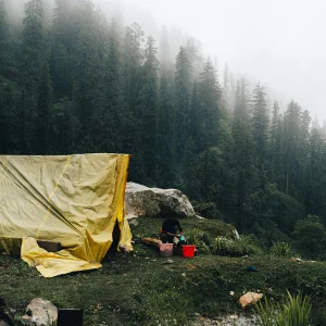 Tente imperméable qui subis le mauvais temps en foret.