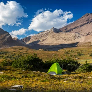 Tente 2 places installé dans la montagne