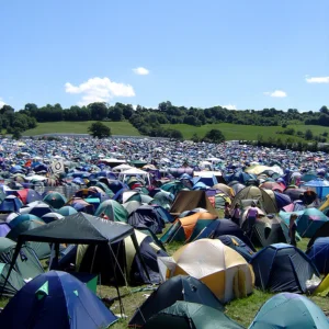 plein de tente de festival installé pour profiter à fond
