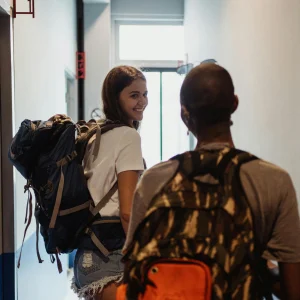 Deux personnes avec des sacs à dos.