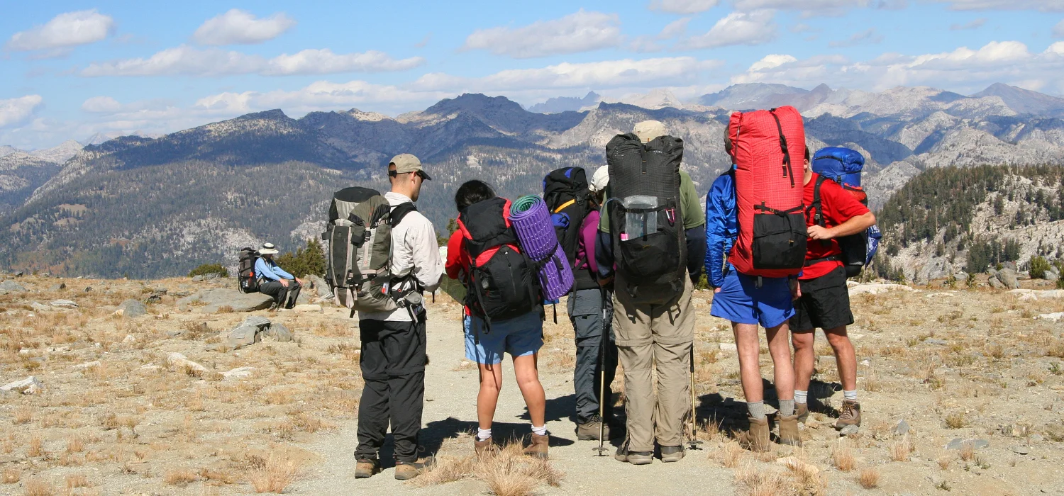Groupe de randonneurs en montagne.