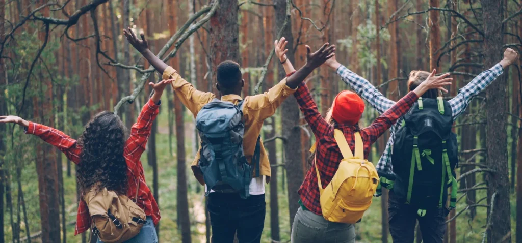 Groupe d'amis dans la forêt.