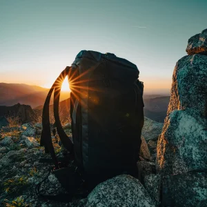 Sac à dos au coucher de soleil