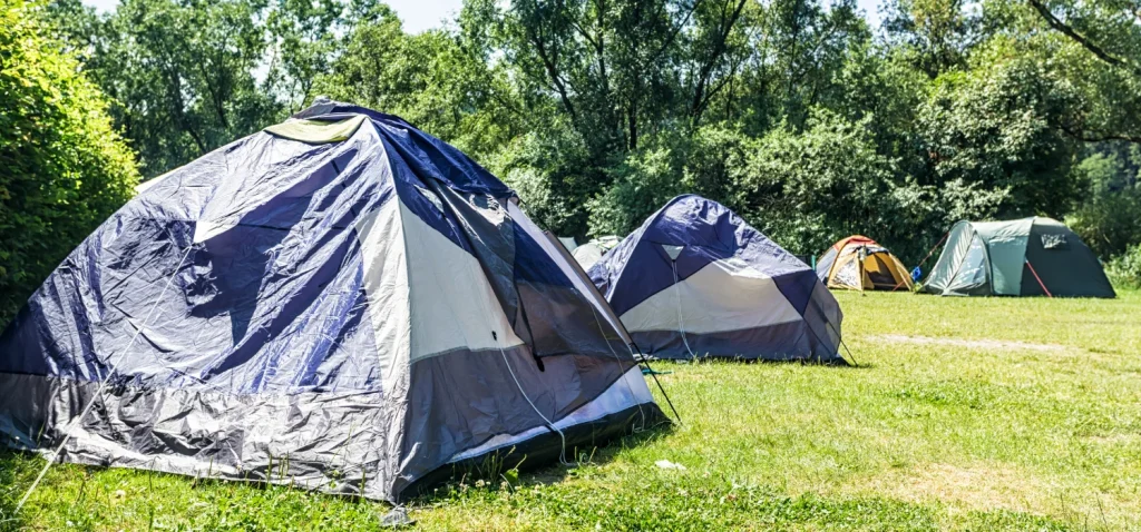 tente gonflable installé dans un champ vert