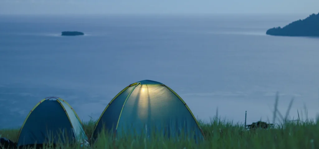 Tentes au bord de l'eau calme.
