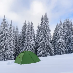 tente randonnée installé dans la neige