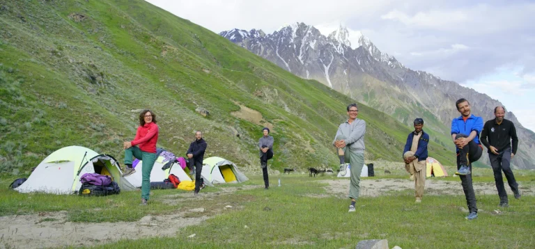 Groupe de personnes en pleine nature