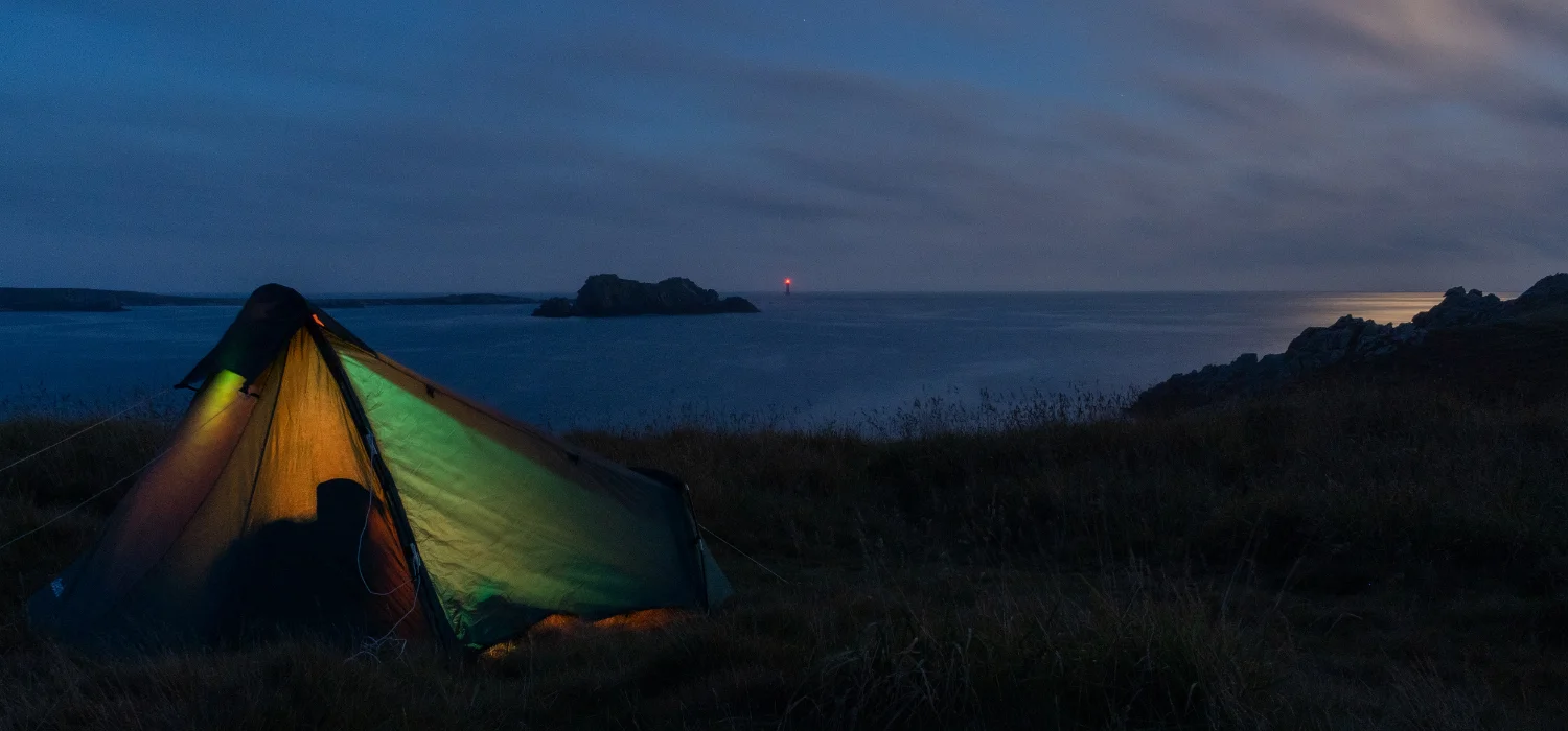 tente avec de la lumière dans la nuit noir