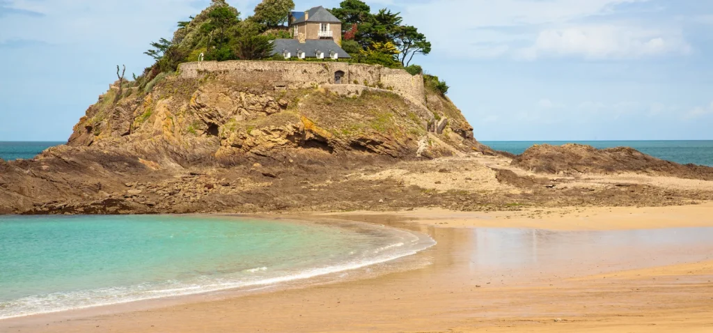 vu sur une maison sur un petit ilot en Bretagne lors d'un bivouac en Bretagne