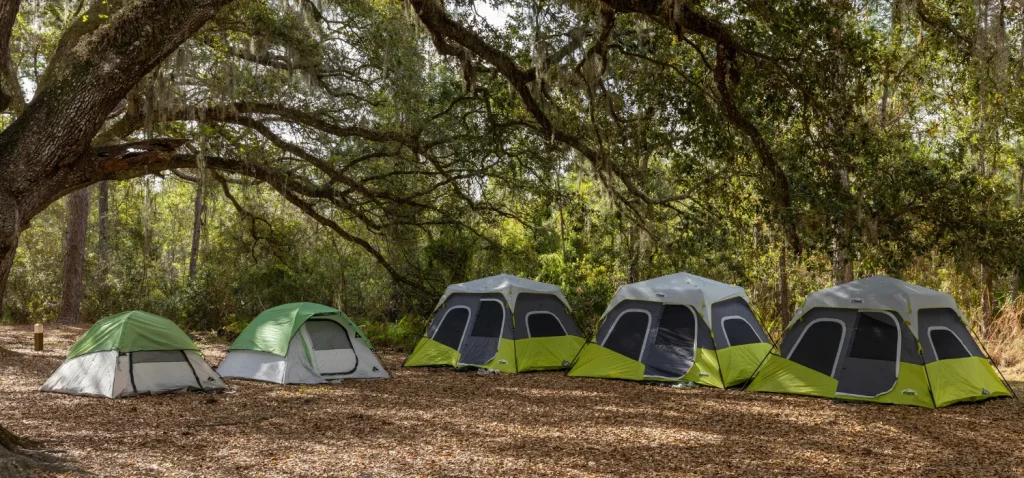 camping Bretagne emplacement tente bord de mer avec plein de tente