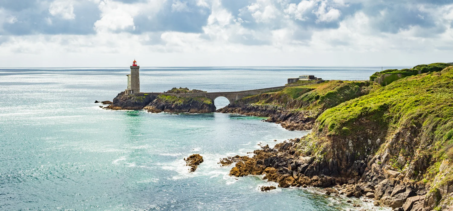 vue d'un phare depuis la Bretagne